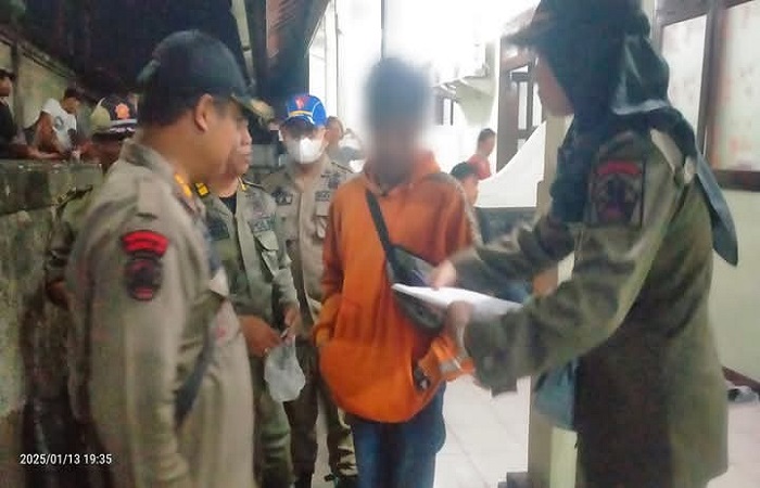 Satpol PP Buleleng saat melakukan sidak KTR di RSUD Buleleng. Dari hasil sidak, didapati 4 orang yang merokok di rumah sakit alias melanggar Perda Kabupaten Buleleng Nomor 2 Tahun 2018 tentang KTR.