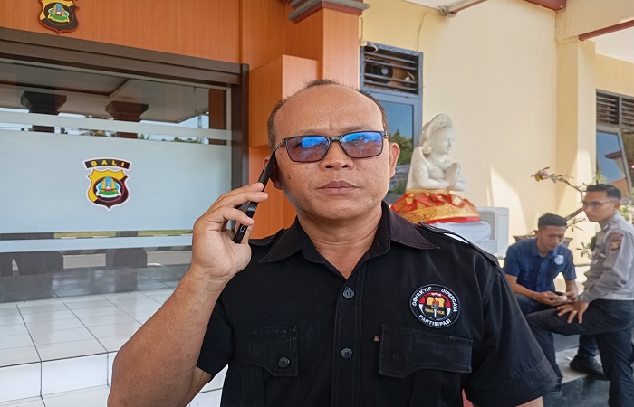 Kasi Humas Polres Buleleng, AKP Gede Darma Diatmika menjelaskan terkait dengan penangkapan eks anggota DPRD Buleleng berinisial LSS, karena diduga terlibat penipuan atau penggelapan.