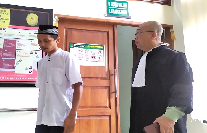 Terdakwa MFR, usai divonis pidana selama 15 tahun penjara oleh majelis hakim Pengadilan Negeri (PN) Negara, Selasa (14/1).Dia terbukti rudapaksa anak tirinya yang berusia 6 tahun.