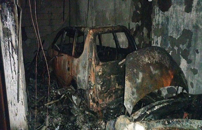 Petugas memadamkan api di lokasi, Senin 13 Januari 2025. Dari kebarakan itu, empat kendaraan bermotor ludes terbakar.