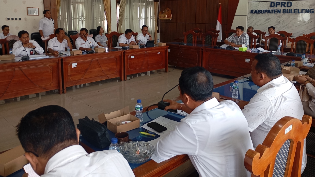 SISAKAN CATATAN: Suasana rapat pembahasan Ranperda Penanggulangan Bencana di DPRD Buleleng.