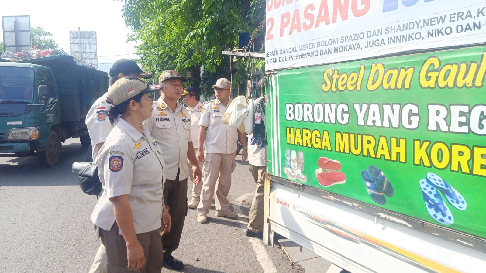 REKLAME BODONG: Pol PP Buleleng saat mengecek sejumlah baliho yang ditengarai bodong, tidak bayar pajak.