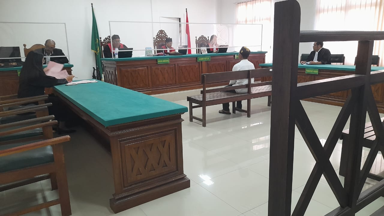 HUKUMAN BERAT: Terdakwa Sahadi saat menjalani proses sidang di Pengadilan Negeri Singaraja. Dia dihukum 12 tahun penjara.