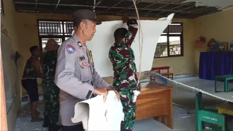 ATAP JEBOL: Plafon di ruang kelas TK Negeri Semarapura Tengah yang jebol.