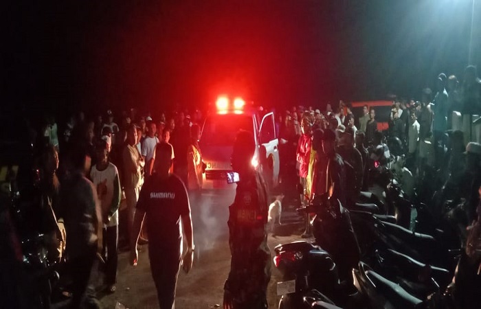 Warga bersama petugas evakuasi korban I Gusti Putu Alit Aryawan warga Desa Tibubiu, Kerambitan, Tabanan yang tewas tenggelam di Pantai Pasut.