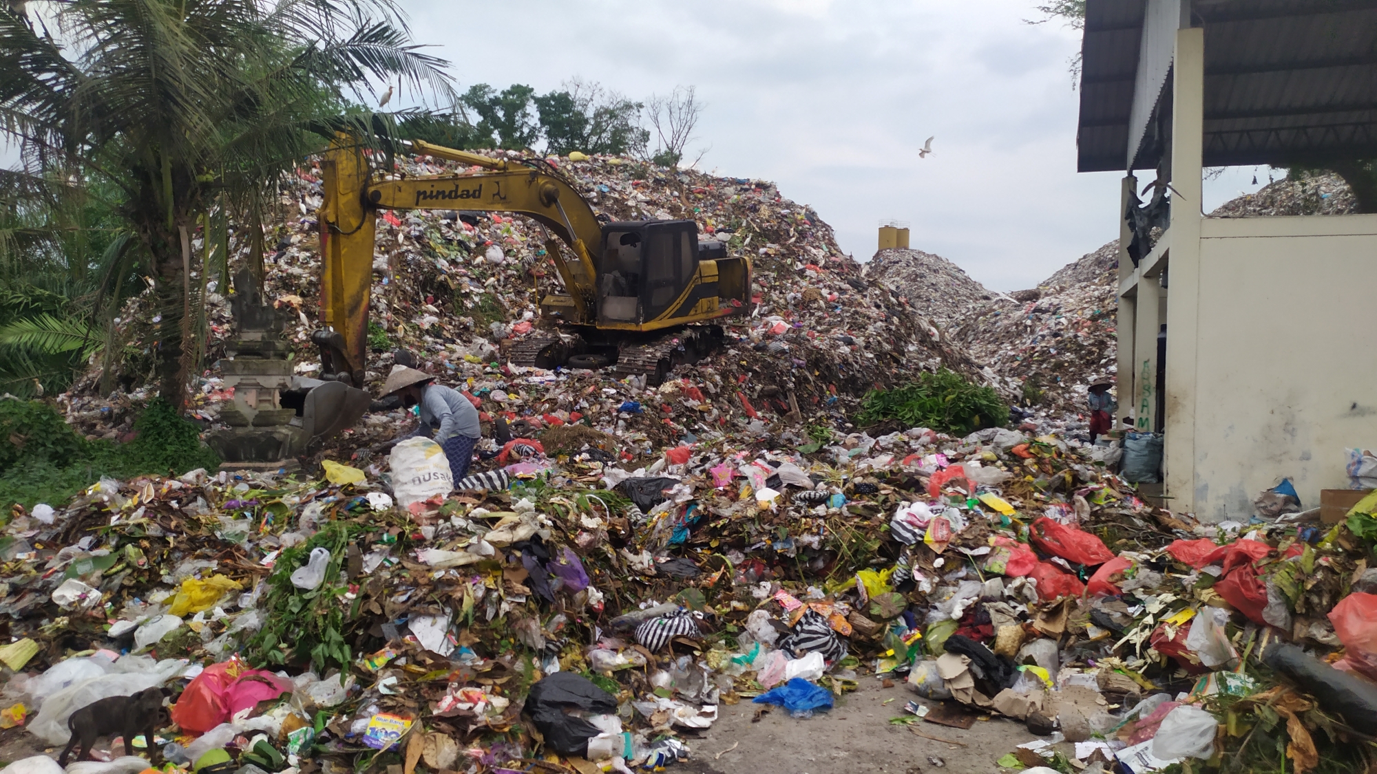 SAMPAH: Timbunan  sampah di TPA Peh, Desa Kaliakah, Jembrana. Alat berat yang rusak mengakibatkan sampah tidak bisa terangkut maksimal.