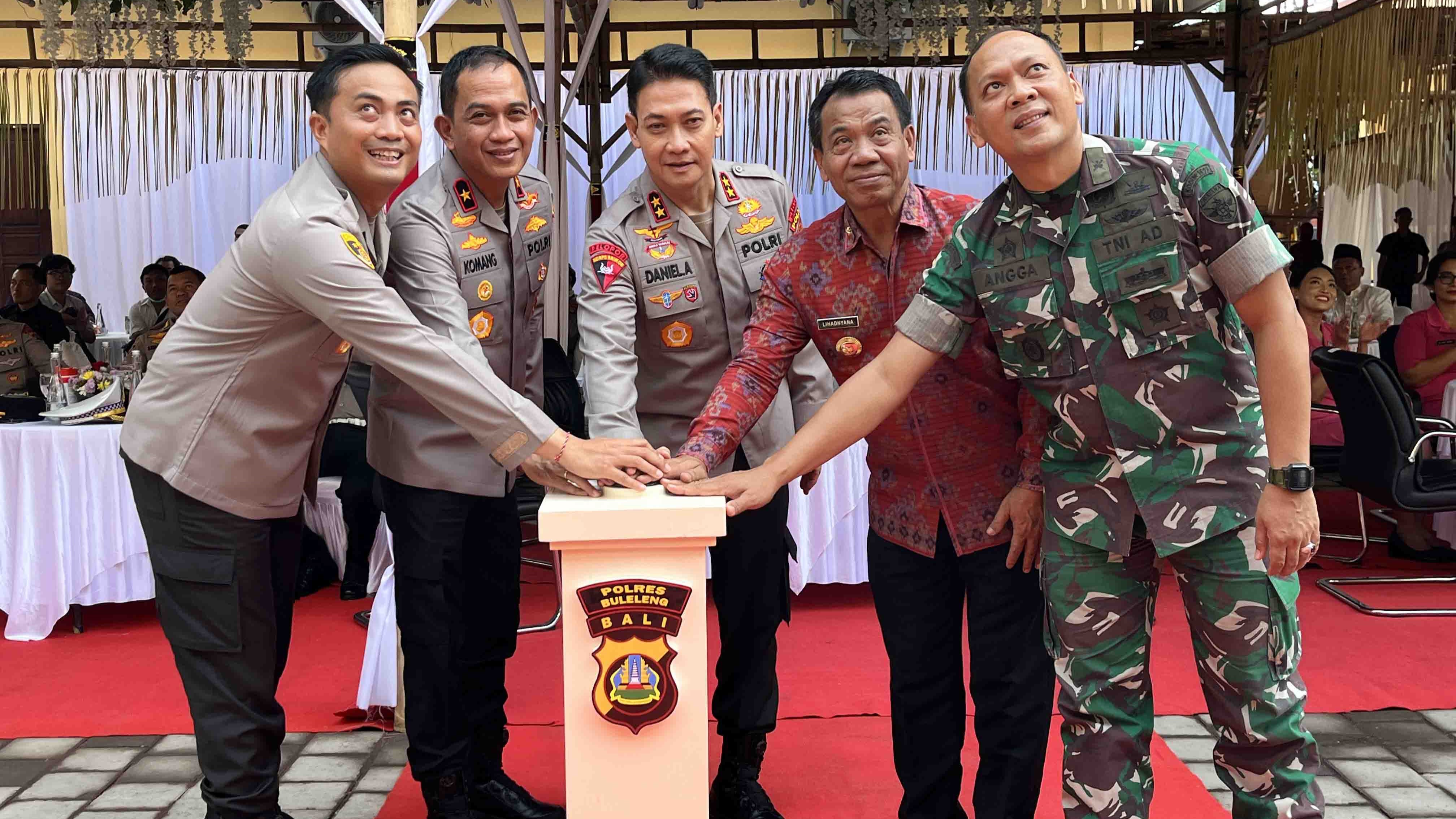 GEDUNG BARU: Kapolda Bali, Irjen Daniel Adityajaya (tengah) saat meresmikan Gedung Dharma Tungga Polres Buleleng, Jumat (17/1/2025).