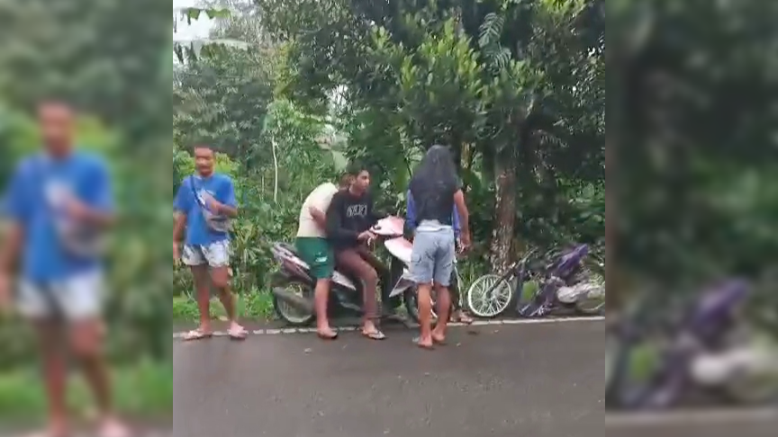 BALAP LIAR: Penonton dan joki balap liar yang dievakuasi dari lokasi kejadian. Tampak dalam foto salah satu sepeda motor yang rusak akibat balap liar.