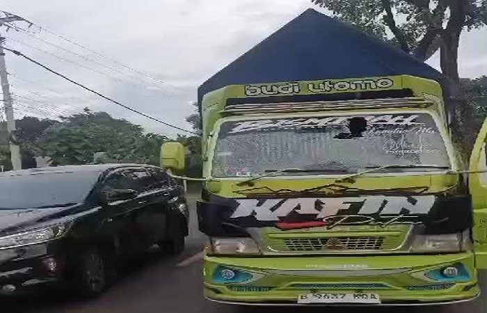Tampak kaca depan truk bolong akibat dilempar oleh OTK di Jalan Raya Singaraja-Gilimanuk.