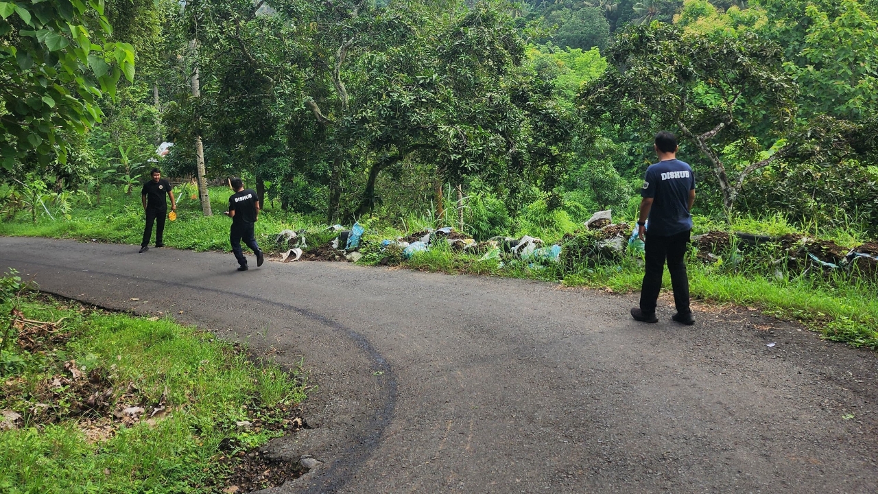 CEK JALUR: Petugas Dinas Perhubungan Buleleng mengecek ruas Jalan Raya Denpasar-Lovina di Desa Tigawasa. Ruas jalan itu rawan kecelakaan dan akan dipasangi guardrail.