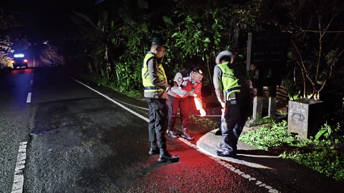 OLAH TKP: Polisi melakukan olah TKP balap liar yang terjadi di Jalan Raya Kemoning, Desa Pucaksari, Busungbiu.