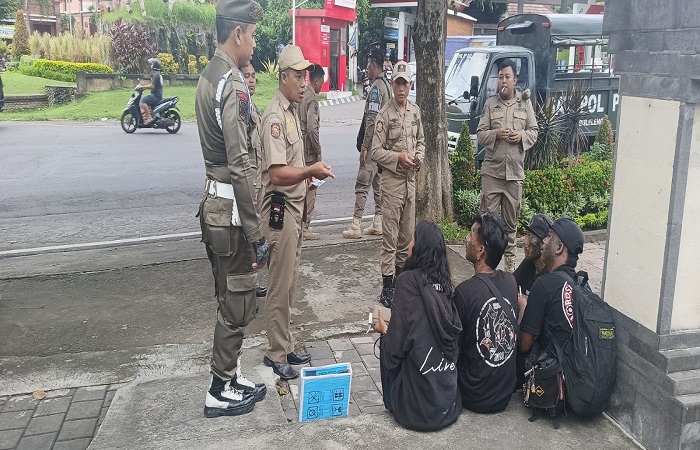 Tampak 4 anak punk yang ditangkap Satpol PP Buleleng karena mengamen di kawasan Taman Yowana Asri. Mereka cukup unik, sebab membawa kendaraan sendiri.