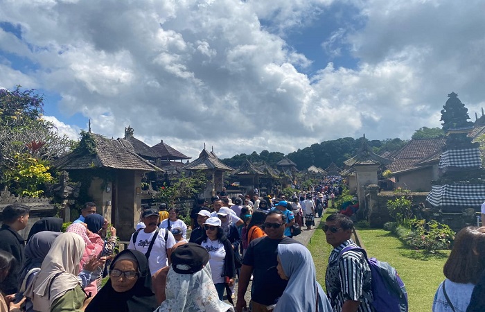 Wisatawan saat mengunjungi desa wisata Penglipuran, Bangli.