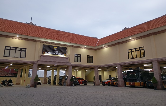 Situasi Gedung Darma Tungga Polres Buleleng dari luar. Setelah diresmikan, sejumlah satuan akan menempati ruangan yang ada di sana, dalam rangka meningkatkan pelayanan kepada masyarakat.