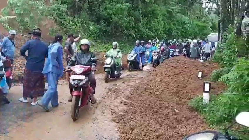 LONGSOR: Akses Jalan Raya Denpasar-Singaraja yang sempat tertimbun longsor. Akses jalan berhasil dibuka.
