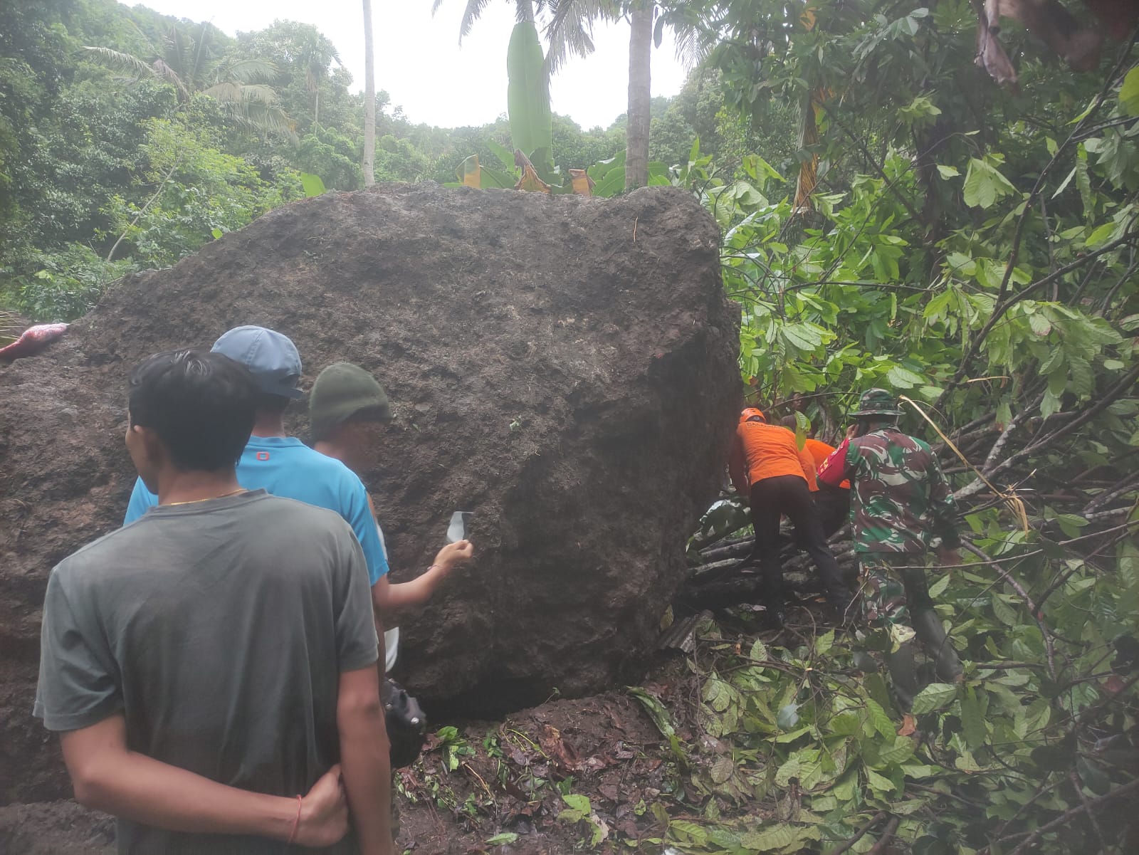 EVAKUASI: Proses evakuasi korban yang tertimpa batu di sebuah pasraman yang terletak di Desa Pikat, Klungkung.