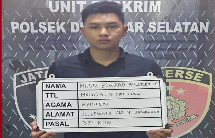 Tersangka Kevin Edward Silawette, 21, diamankan Polsek Denpasar Selatan karena melakukan penganiayaan pengguna motor di jalan.