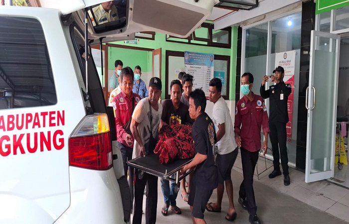 Jenazah korban tanah longsor disertai jatuhnya batu besar dibawa ke rumah duka dari IPJ RSUD Klungkung menggunakan ambulans, Senin (20/1) kemarin.