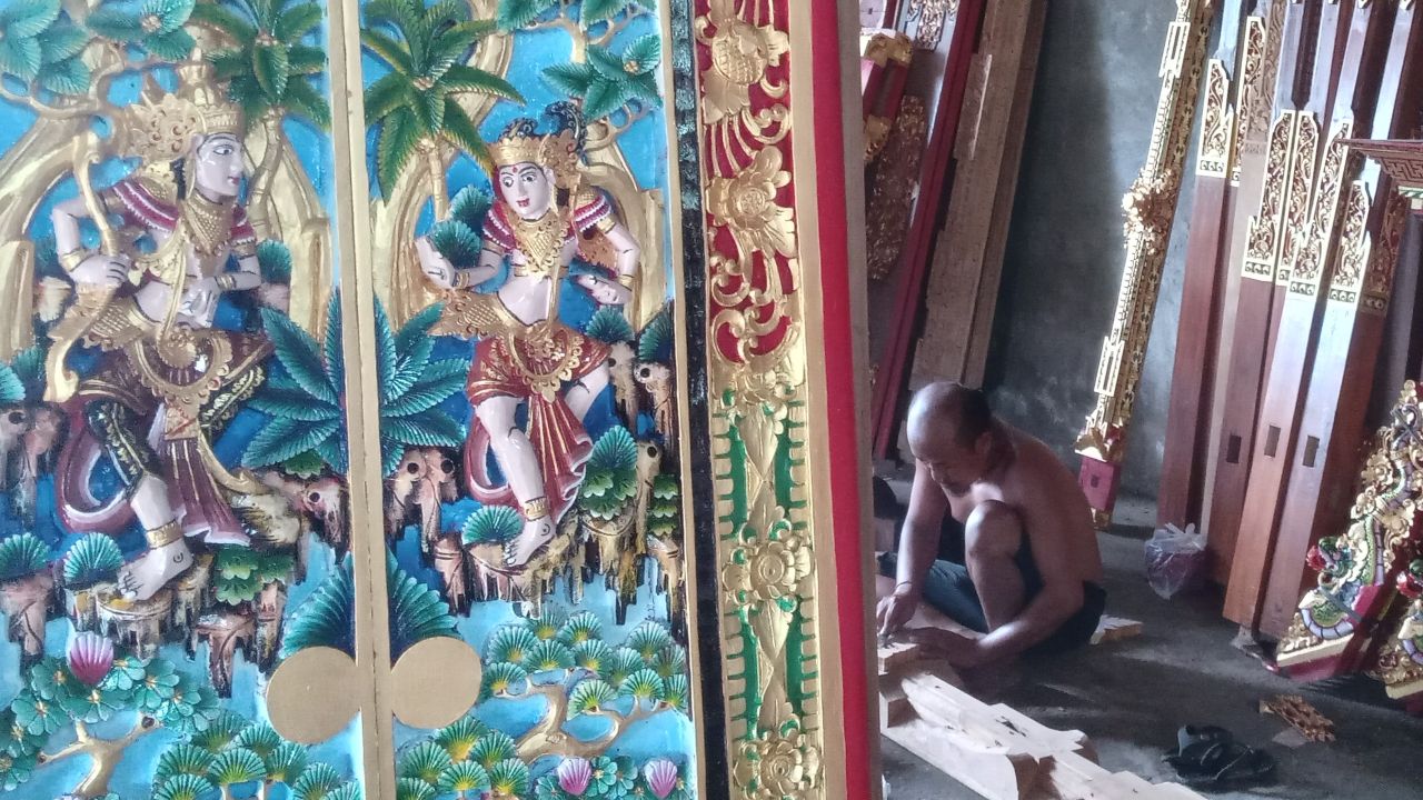 MENJANJIKAN: Aktivitas perajin kayu di Desa Batannyuh, Tabanan. Usaha tersebut sangat menjanjikan. Namun tenaga kerja ahli sangat terbatas.
