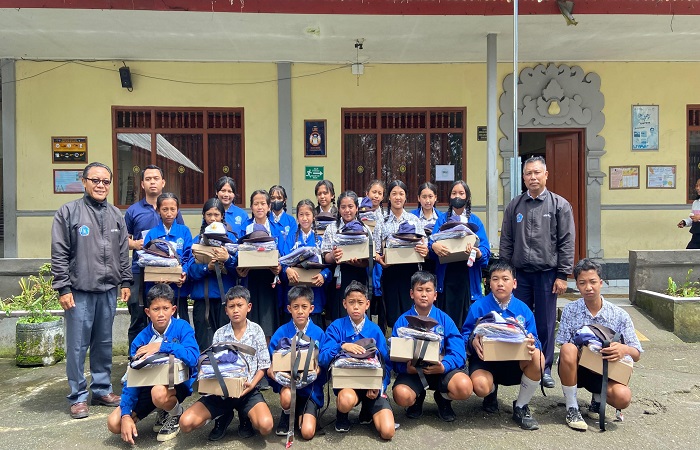 Pemkab Buleleng akan memberikan bantuan seragam gratis kepada 5.100 siswa yang masuk dalam kategori kurang mampu. Ini merupakan janji politik 100 hari kerja JOSS 24, menjadi bupati dan wakil bupati.