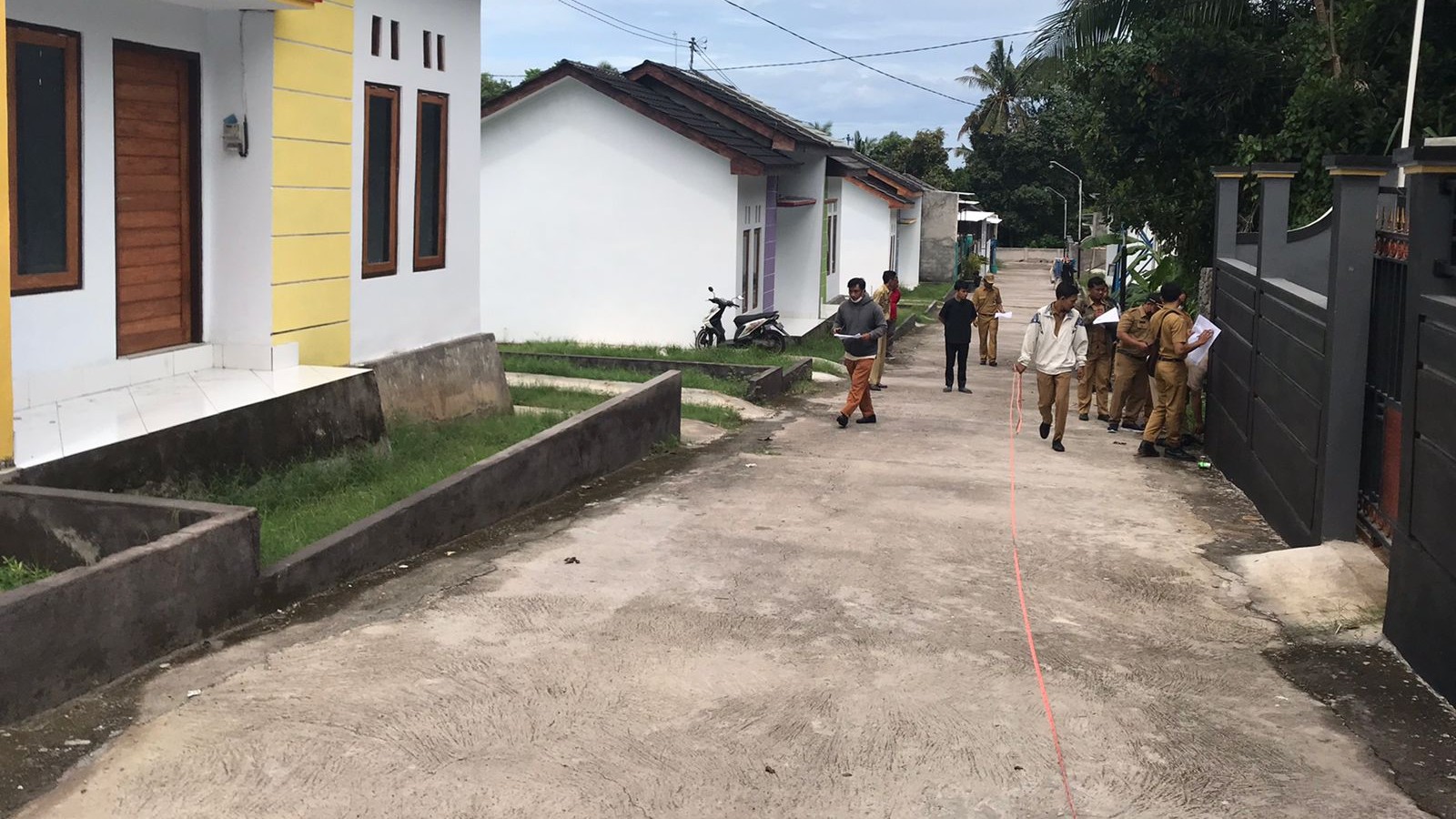 CEK FASUM: Tim dari Dinas Perkimta Buleleng mengecek kelayakan fasum di salah satu perumahan yang ada di Buleleng.