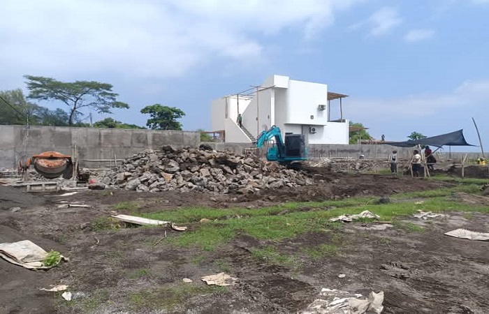 Proyek pembangunan villa di kawasan Bukit Ser saat pemantauan oleh Satpol PP Buleleng.