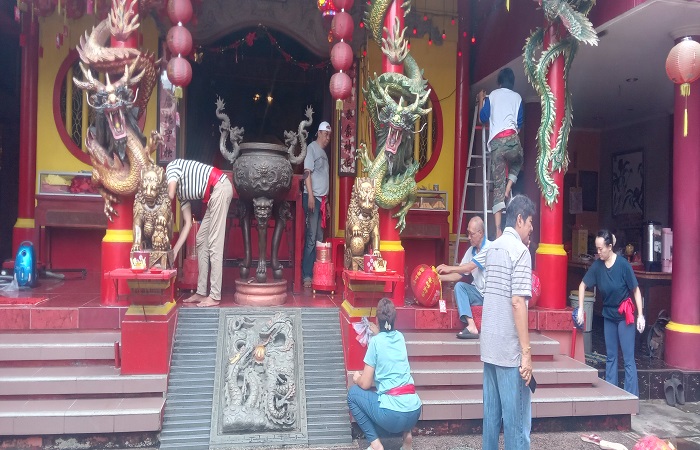 Suasana jelang perayaan Tahun Baru Imlek di Kongco Bio/Vihara Dharma Cattra Tabanan. Umat melakukan pembersihan altar dan tempat persembahyangan.