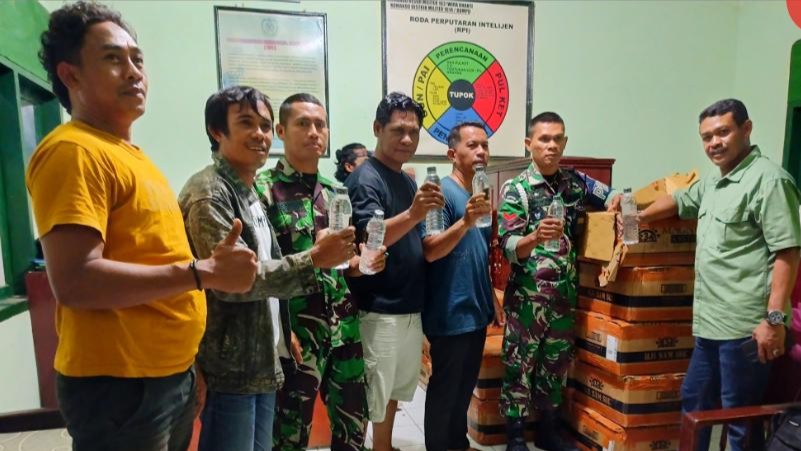 ARAK ILEGAL: Aparat TNI di Kodim 1614/Dompu mengamankan ribuan botol arak Bali yang hendak diselundupkan ke Dompu.