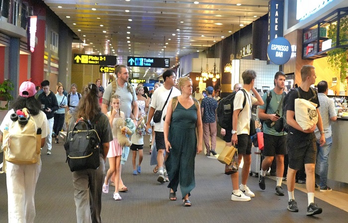 Aktivitas penumpang di Bandara Internasional I Gusti Ngurah Rai.
