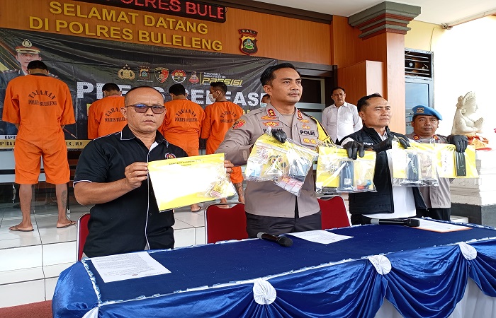 Polres Buleleng berhasil menangkap 3 orang komplotan narkotika di Desa Sambangan. Dari mereka juga, berhasil diamankan 11,42 gram sabu