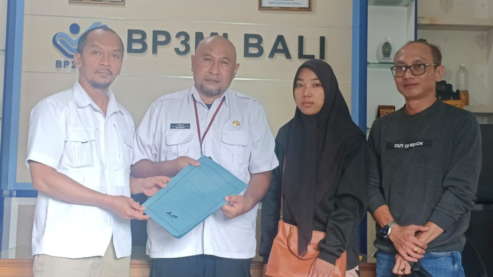 KORBAN PERDAGANGAN ORANG: Kabid P3T Disnakerperin Jembrana, I Putu Agus Arimbawa (dua dari kiri) saat mendampingi Heni Julaeha (dua dari kanan) korban perdagangan orang di BP3MI Bali.