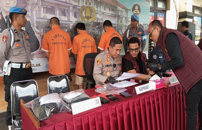 Tiga pelaku pembunuhan Made Agus Aditya ditahan di Polres Gianyar. Polisi juga menyita gunting yang digunakan menghabisi nyawa korban.