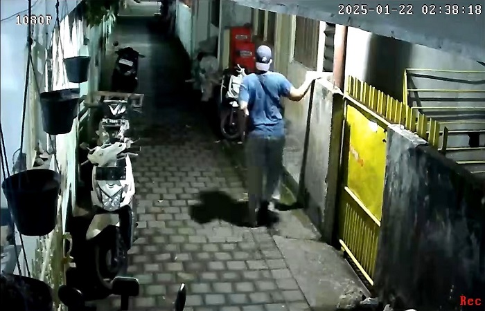 Detik-detik Imam Syafii masuk ke rumah milik Sudarmanto untuk melakukan pencurian. Atas ulahnya itu, ia kini harus berurusan dengan kepolisian.