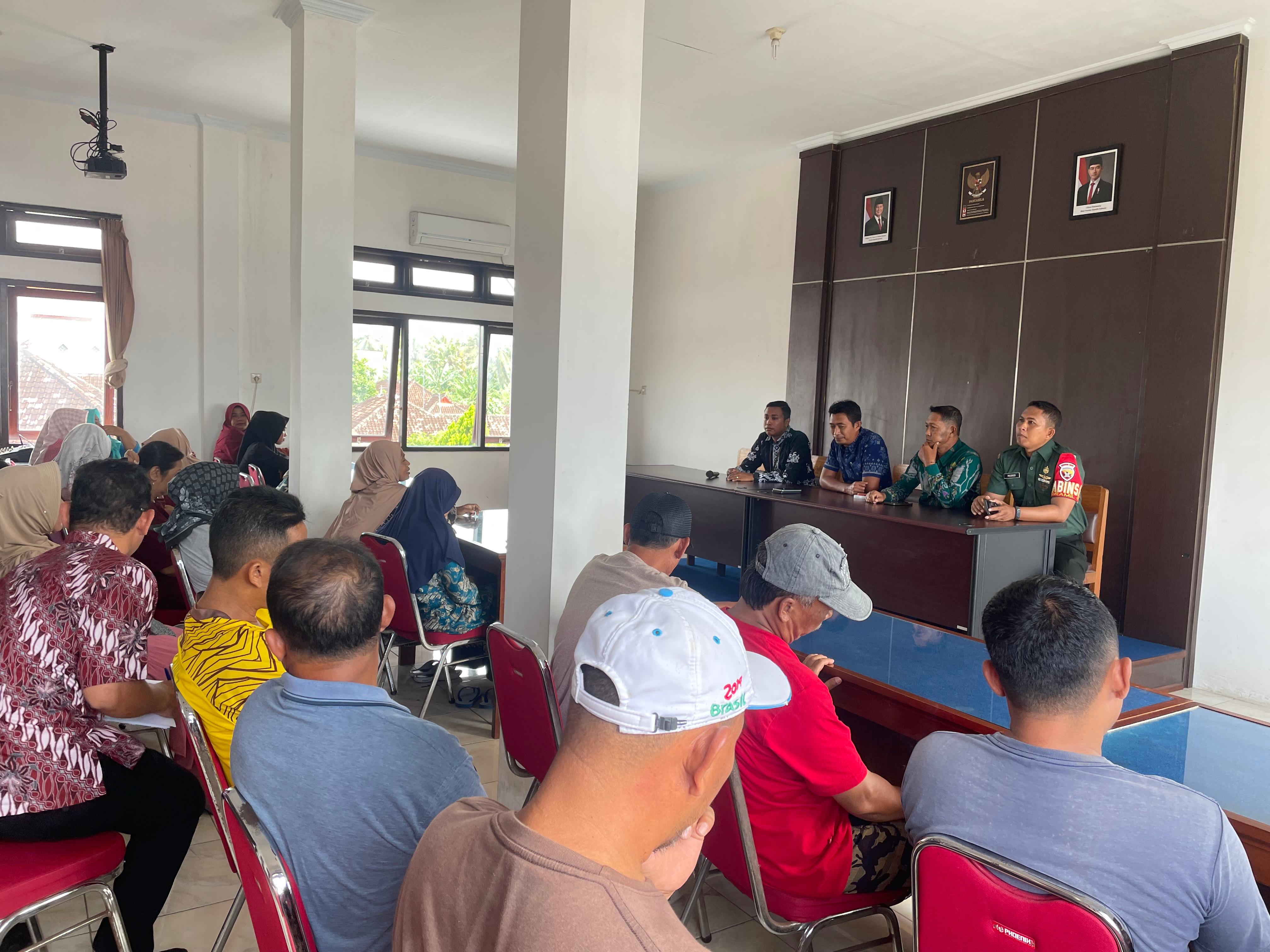 TEBAR BAU: Warga Desa Pengambengan mengeluhkan keberadaan usaha penjemuran bulu ayam. Karena usaha itu menebar bau busuk.