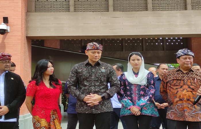 AHY saat meresmikan jembatan penyeberangan orang di terminal kedatangan domestik Bandara Ngurah Rai, Kamis (23/1) kemarin.