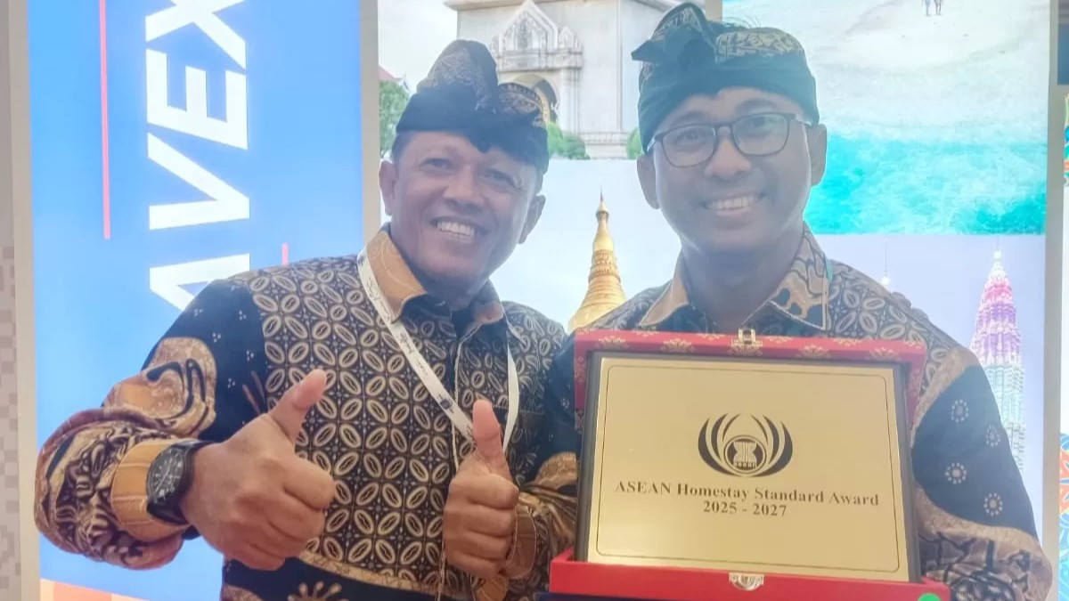 PRESTASI INTERNASIONAL: Perbekel Sudaji, I Made Ngurah Fajar Kurniawan (kanan) dan Ketua Desa Wisata Sudaji, Gede Suharsana (kiri).