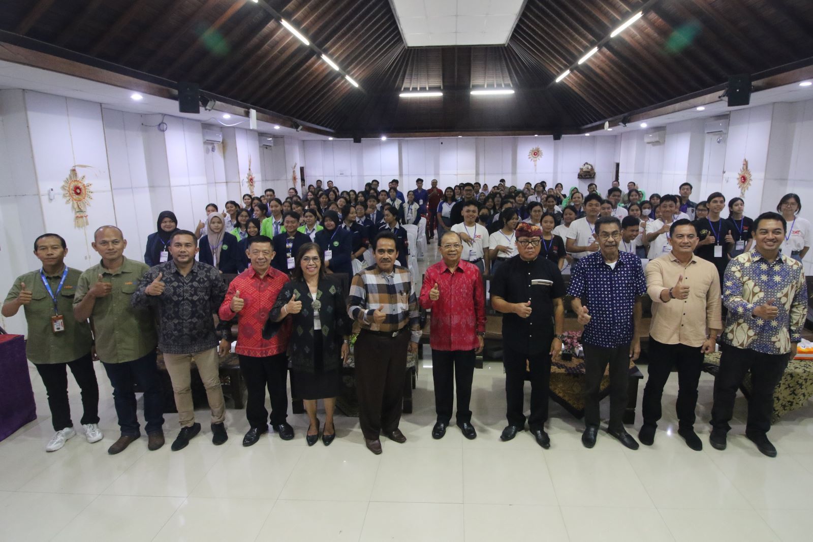 BERI APRESIASI: Gubernur Bali, Wayan Koster (tengah) saat menghadiri agenda pelatihan jurnalistik yang digelar Jawa Pos Radar Bali di Universitas PGRI Mahadewa Indonesia (UPMI).