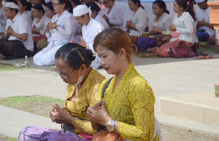 Pemedek melakukan persembahyangan Siwaratri di Pura Agung Jagatnatha, Senin (27/1) kemarin.