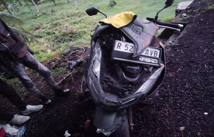Motor yang mengalami kecelakaan karena jalan berlubang.