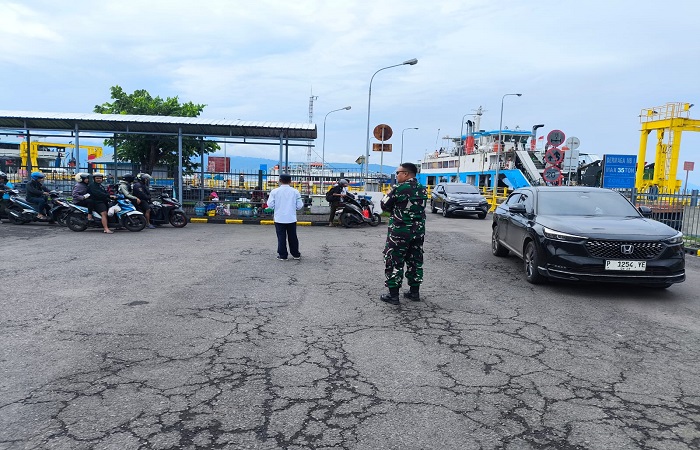 Aktivitas kendaraan yang akan masuk dan keluar Bali depan dermaga Pelabuhan Gilimanuk, Senin (27/1) kemarin.