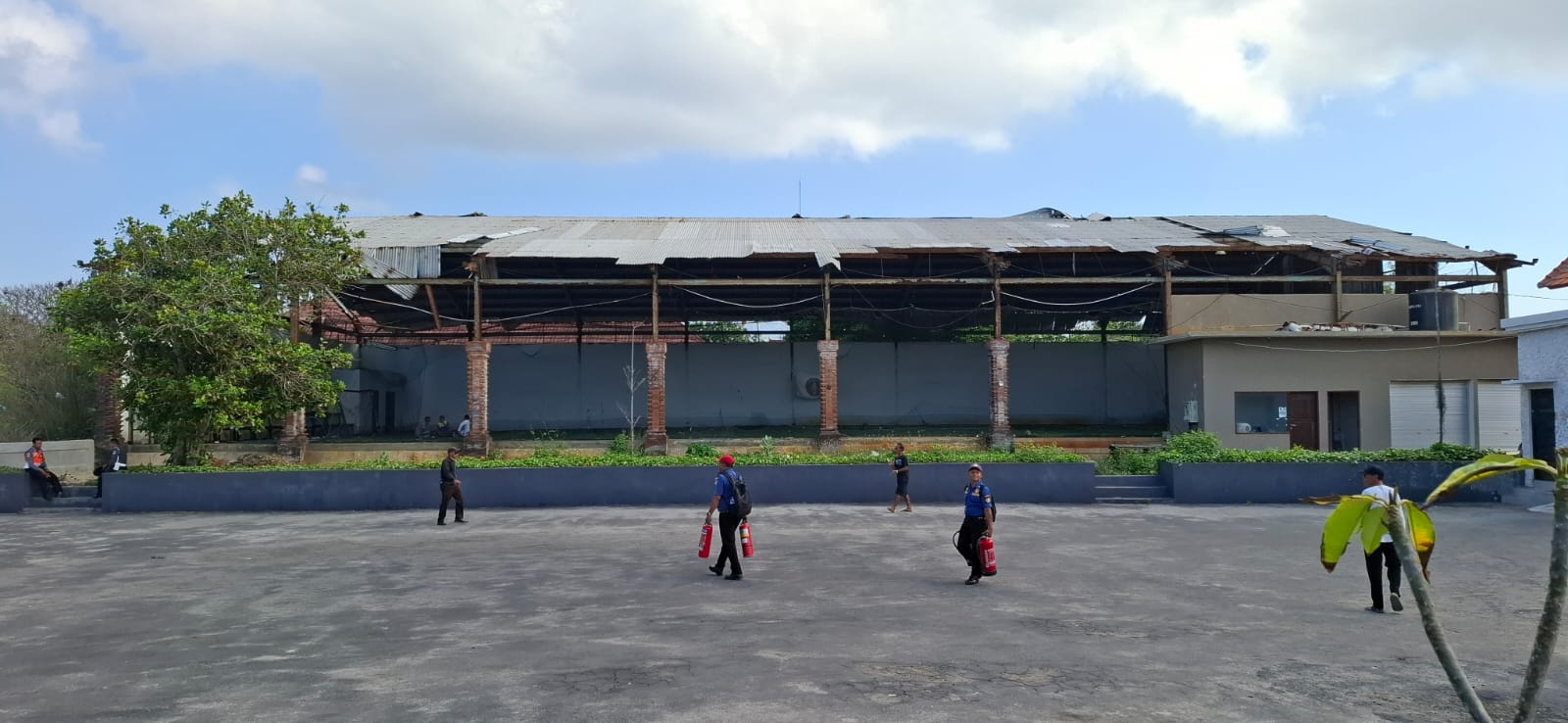 PENUH KARAT: Kondisi gedung futsal yang ada di Desa Lembongan, Kecamatan Nusa Penida.