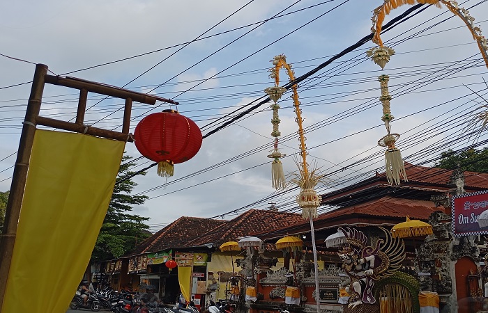 Tampak hiasan bernuansakan Imlek di dekat Pura Desa Adat Galiran. Ini merupakan bentuk akulturasi dan toleransi, sebab Imlek dan piodalan agung di Desa Adat Galiran yang bersamaan.
