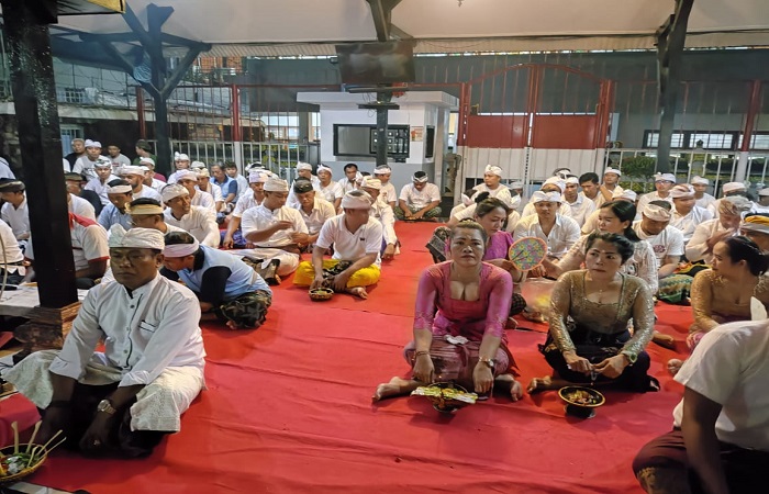 Warga binaan Lapas Singaraja yang beragama Hindu diajak merenungkan dosa-dosanya, dalam memaknai Hari Suci Siwaratri.