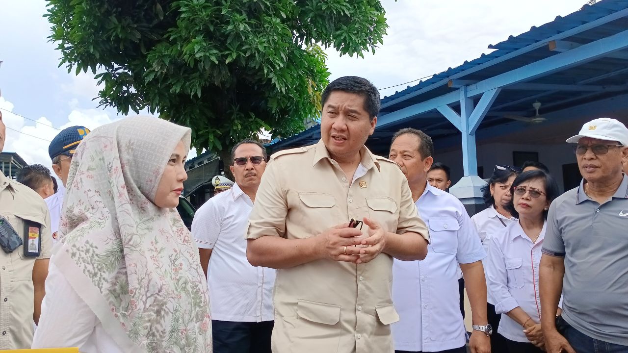 BERI BANTUAN TUNAI: Menteri Perumahan dan Kawasan Permukiman, Maruarar Sirait (baju krem) saat mengunjungi Desa Banjarasem, Kecamatan Seririt, Selasa (29/1/2025).