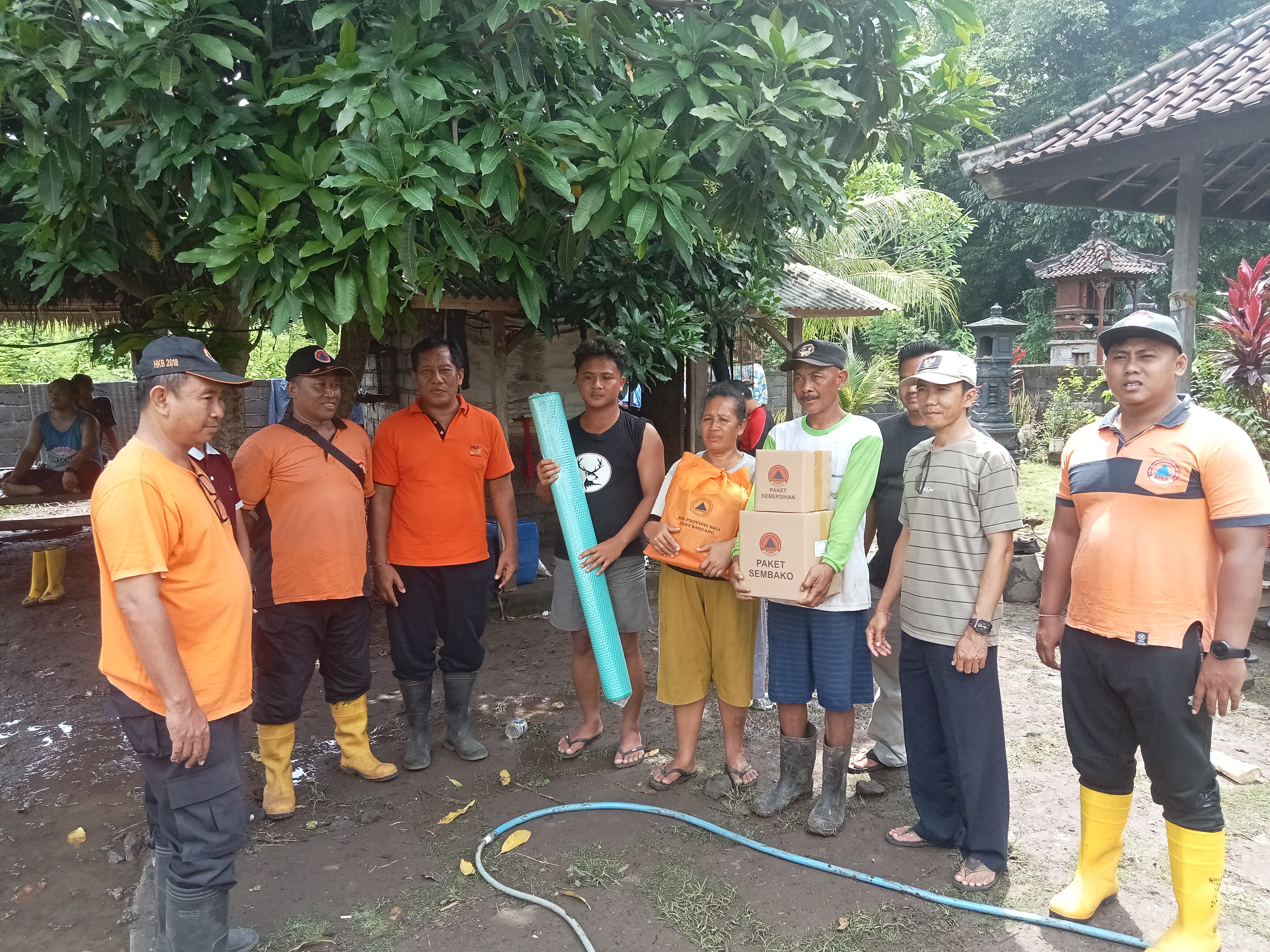 SERAHKAN BANTUAN: Penyaluran bantuan kepada warga Buleleng yang terdampak akibat bencana banjir beberapa waktu lalu.