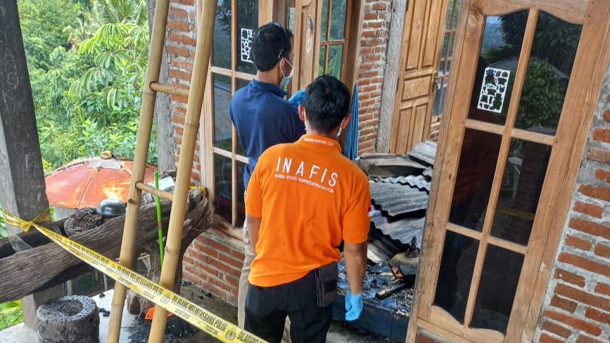 OLAH TKP: Tim Inafis Polres Buleleng saat melakukan proses olah TKP terkait peristiwa kebakaran yang menghanguskan rumah warga Desa Selat, Buleleng.
