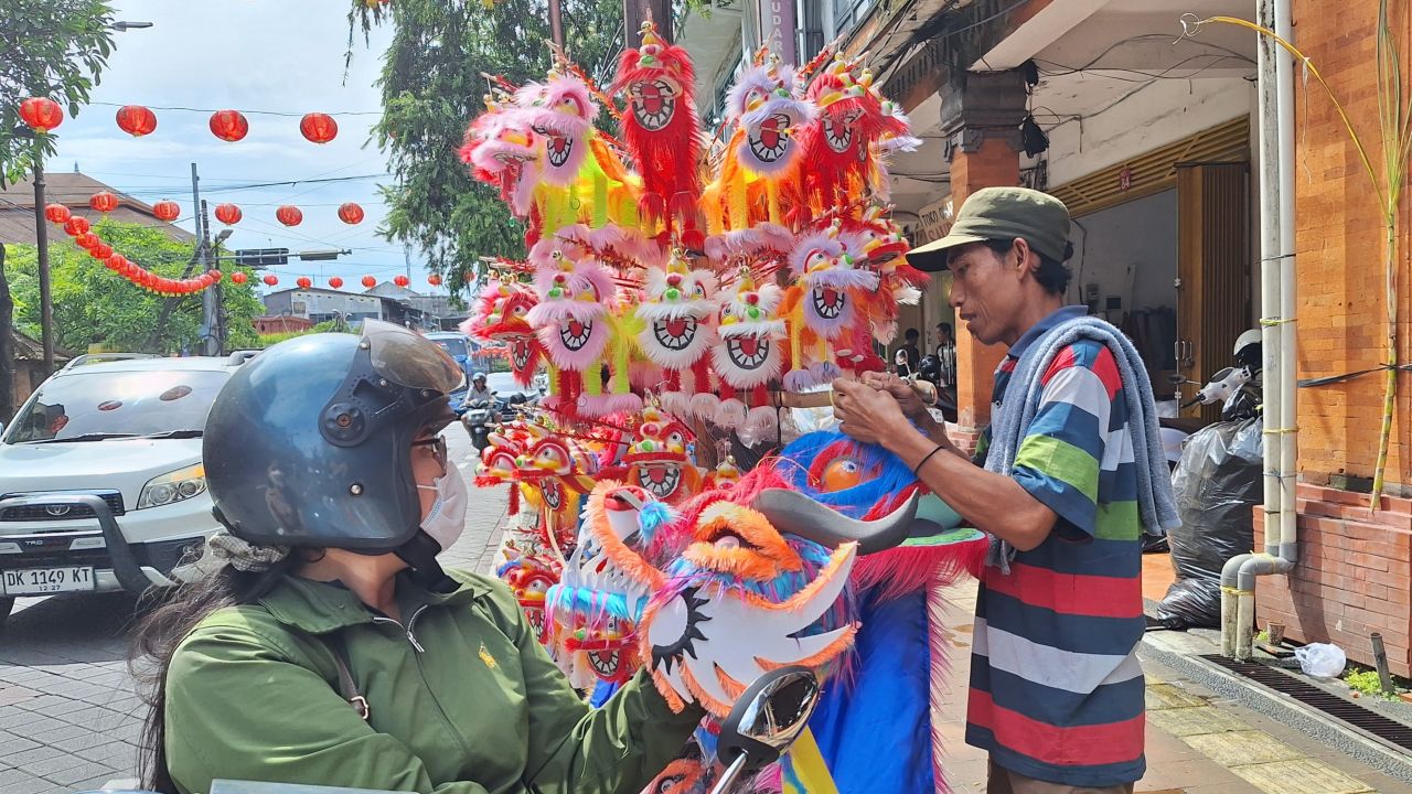 BERKAH IMLEK: Pedagang mainan barongsai dan naga liong di Jalan Gajah Mada, Denpasar.
