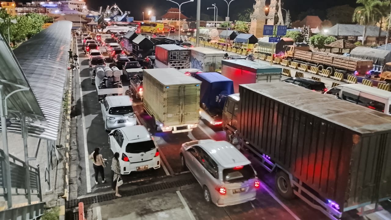 MENUMPUK: Antrean kendaraan yang hendak keluar pagi. Antrean mengular sejak Selasa (28/1) malam hingga Rabu (29/1) pagi.