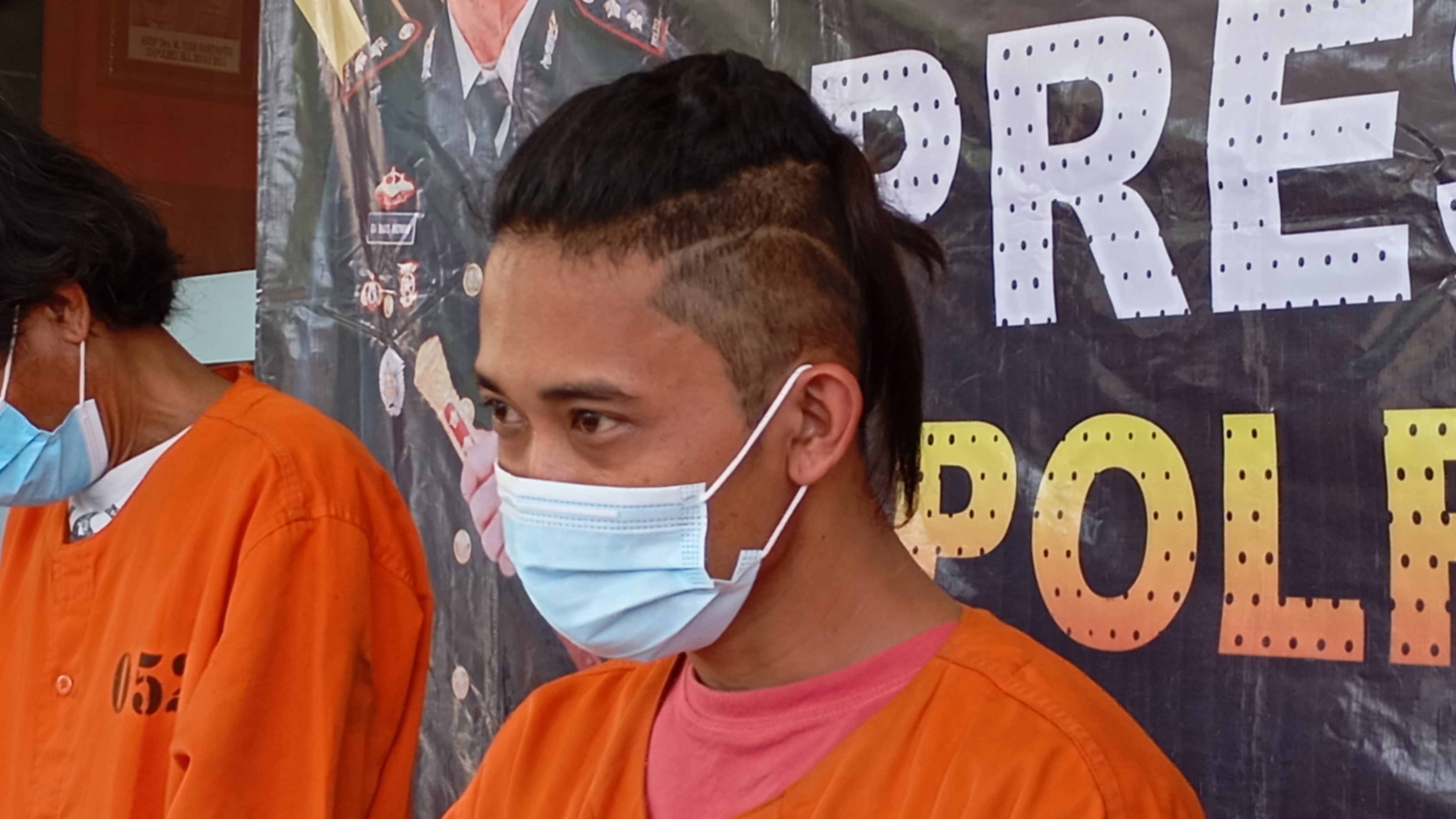 KASUS LAIN MENANTI: Terdakwa Putu Agus Sutawan alias Agus Dobot di Polres Buleleng beberapa waktu lalu.