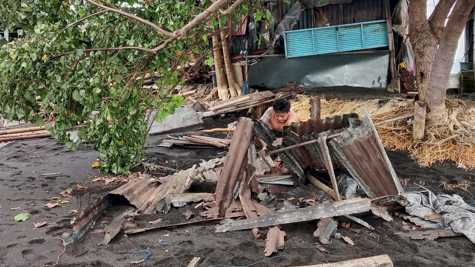 PORAK PORANDA: Pondok yang dibangun nelayan di Desa Giri Emas. Pondok itu rusak dihempas gelombang pasang.